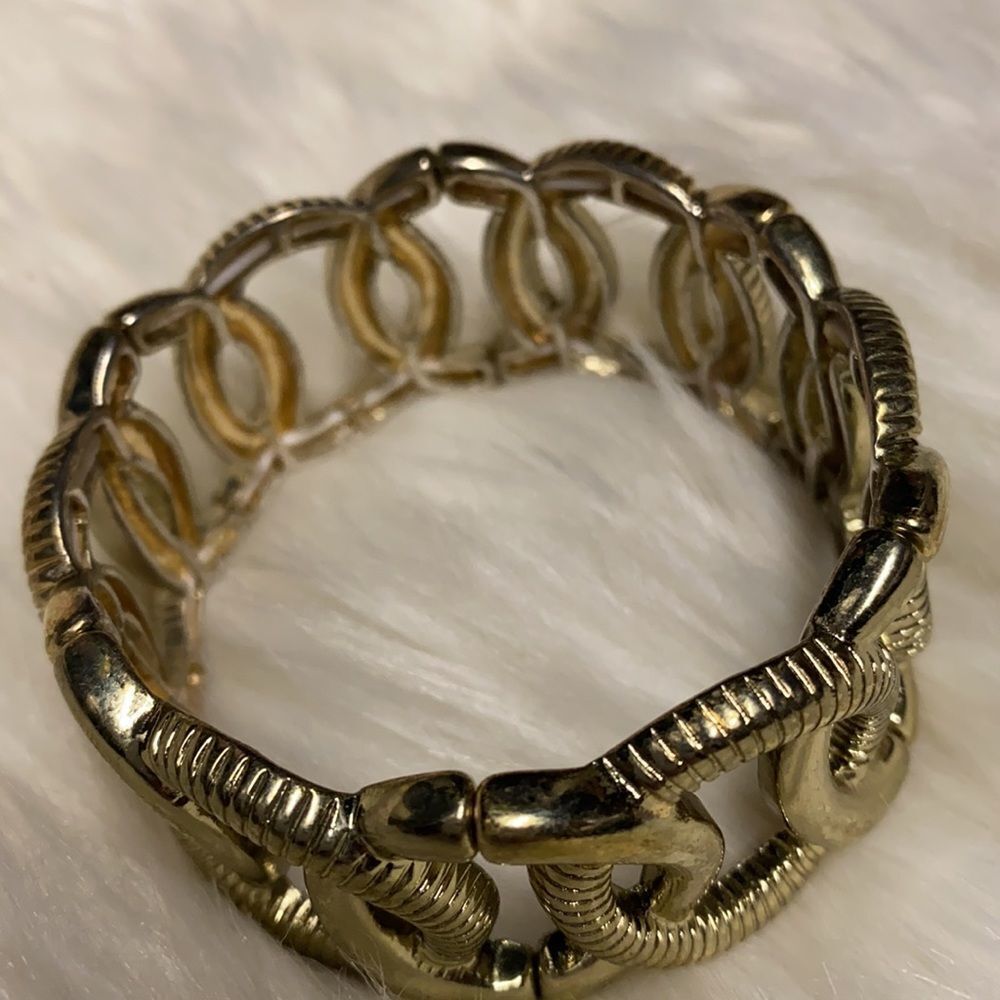 Interlocking Link Stretch Cuff Bracelet - Picture 4 of 6